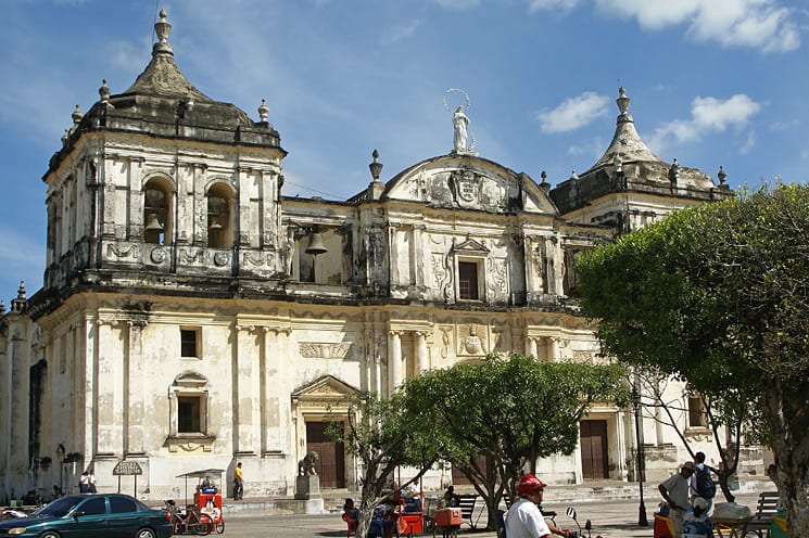 León