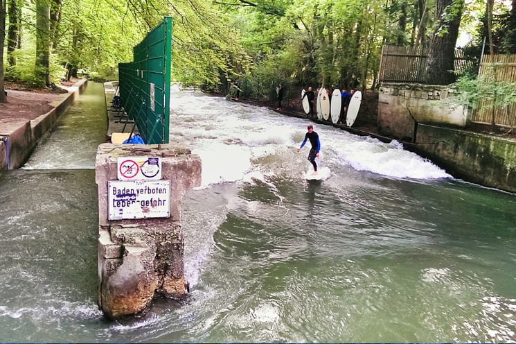 München Eisbachsurfen