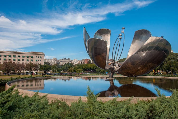 Het Floralis Genérica beeld