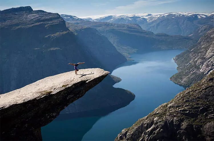 Wat yoga doen op de Trolltunga, Noorwegen