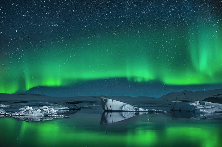 IJsbergen onder het Noorderlicht in IJsland
