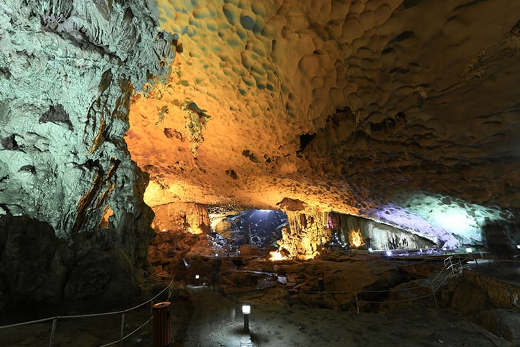 Kalkstenen grot in Halong Bay