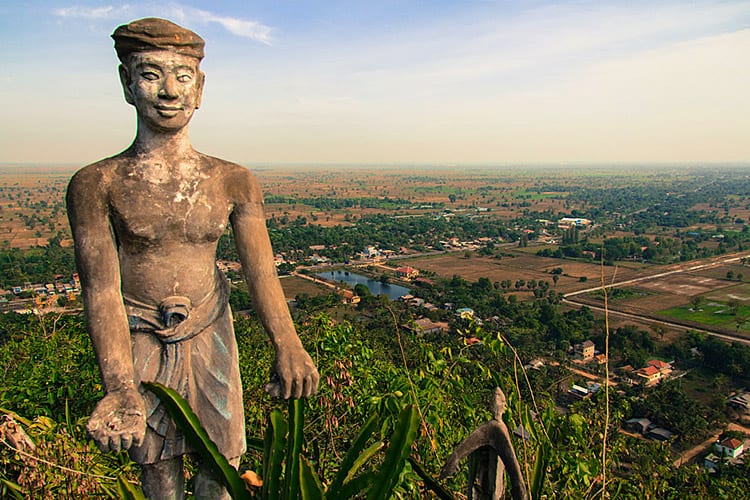 Uitzicht vanaf de heuvel van de Phnom Sampeau tempel