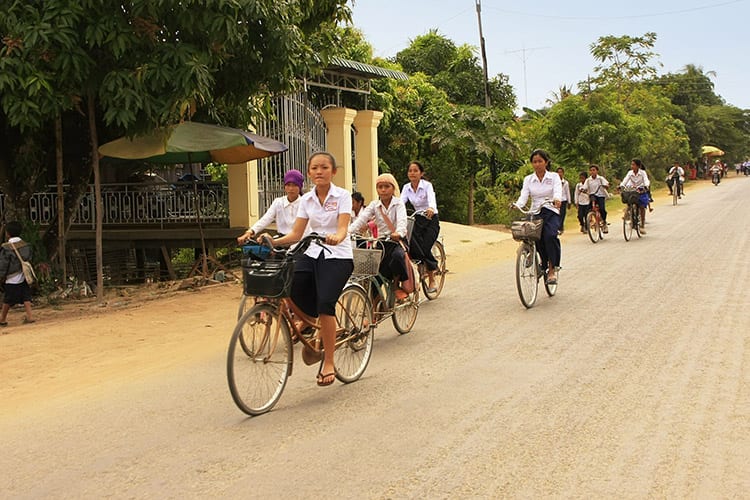 Schoolkinderen op de fiets in Kratie