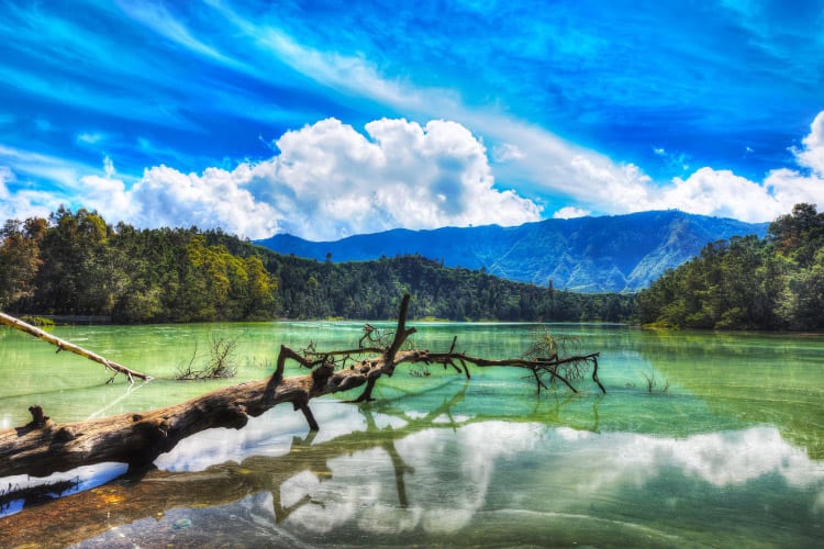 Telaga Wama meer in het Dieng Plateau