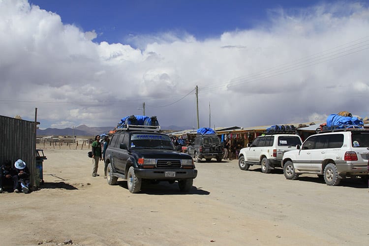 4x4's in het stadje Uyuni