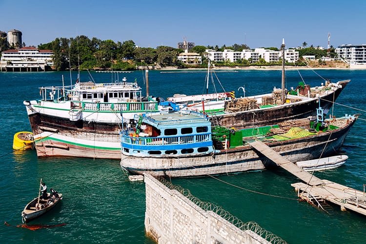 Vrachtschepen dichtbij de oude haven van Mombasa