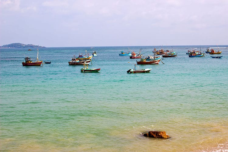 Vissersboten in de zee bij Negombo