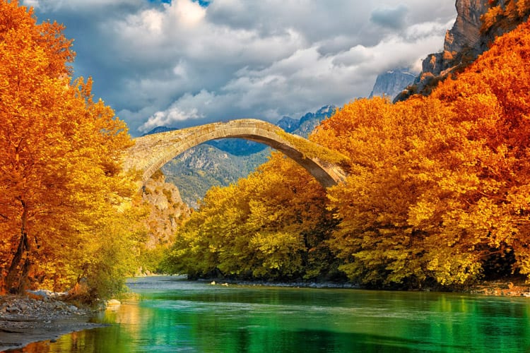 Boogbrug over de Aoos rivier, Epirus