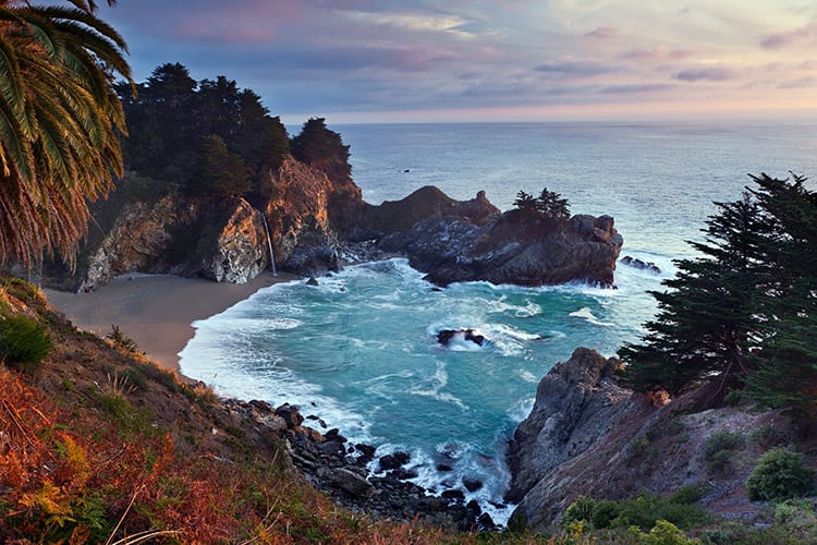 McWay Falls bij Julia Pfeiffer Burns State Park