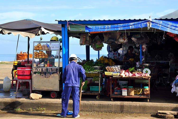 Fruit- en groenteverkoper op Con Son