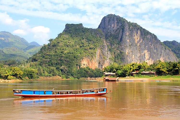 Slow boat op de Mekong rivier