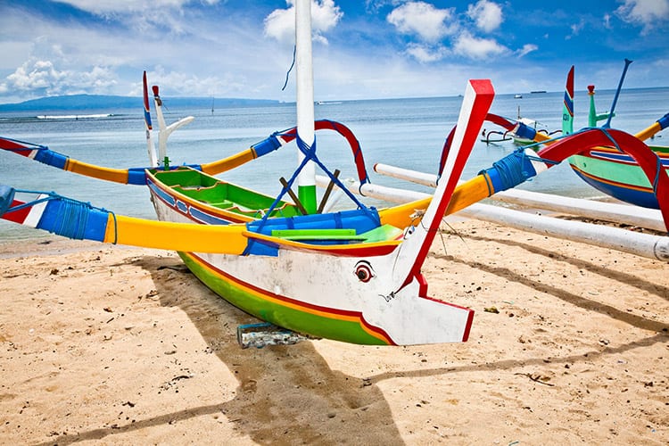 Vissersboot op het strand van Nusa Dua