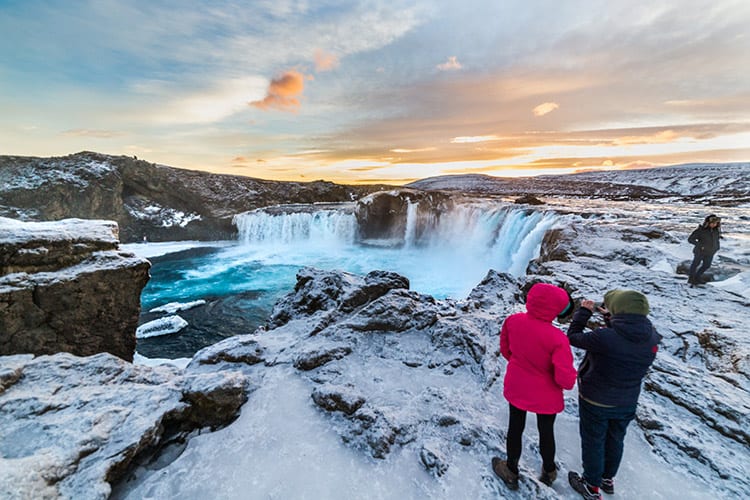 Goðafoss watervallen in de winter, IJsland