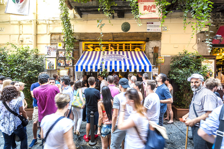 Napels, pizzeria Gino Sorbillo